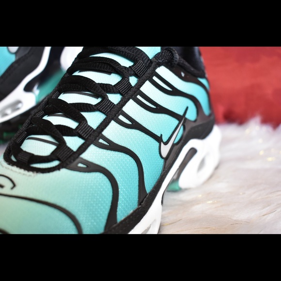 air max plus clear emerald